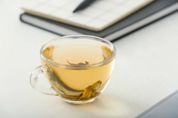 Tasse Grüner Tee Und Notizbücher Auf Dem Tisch — Stockfoto