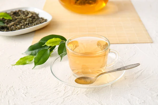 Tazza Verde Cucchiaio Sul Tavolo — Foto Stock