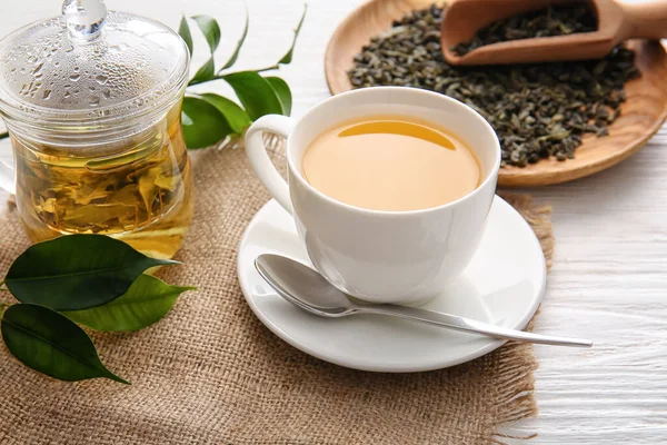 Masada yeşil çay ve kuru yapraklı kompozisyon