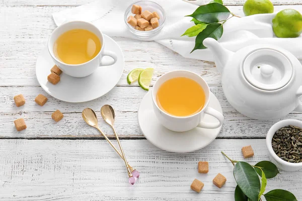 Σύνθεση Φλυτζάνια Πράσινο Τσάι Και Λάιμ Στο Τραπέζι — Φωτογραφία Αρχείου