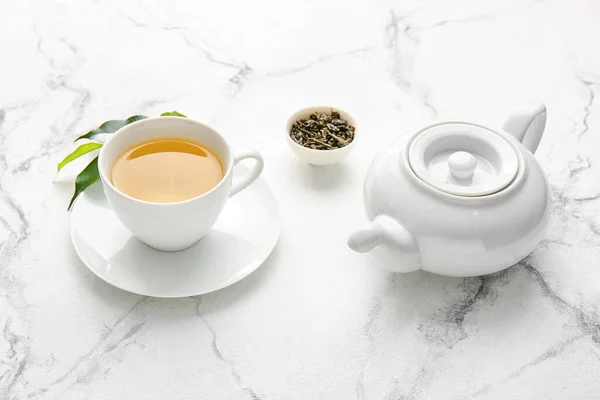 Чашка Зеленого Чая Чайник Столе — стоковое фото