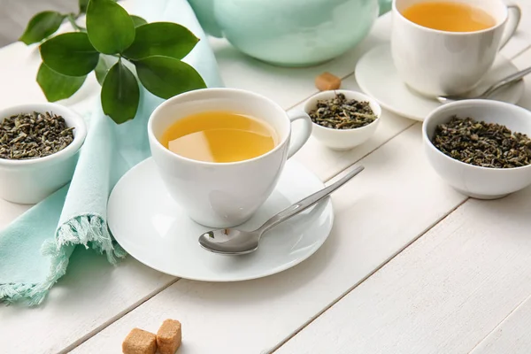 テーブルの上の緑茶のカップと組成物 — ストック写真