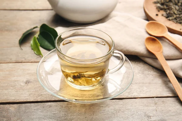Tahta Masada Bir Fincan Yeşil Çay — Stok fotoğraf