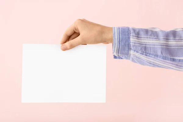 Mujer Con Hoja Papel Blanco Sobre Fondo Color — Foto de Stock