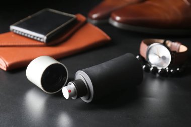 Koyu arkaplanda şık erkek aksesuarları