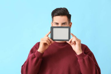 Renk arkaplanı e-okuyucusu olan genç adam