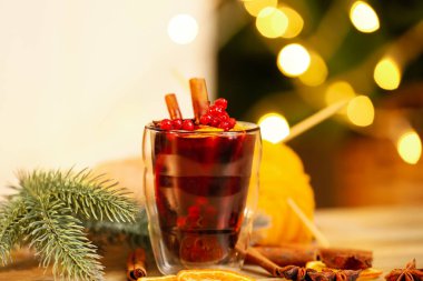 Noel kompozisyonu ve şöminenin yanında bir bardak lezzetli şarap.