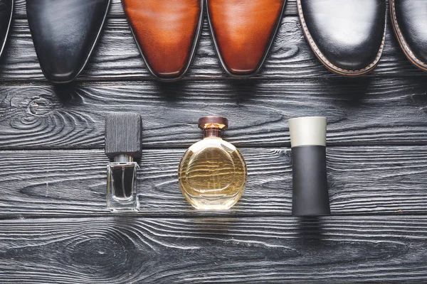 Parfüm Şişeleri Tahta Arka Planda Erkek Ayakkabıları — Stok fotoğraf