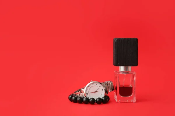 Botella Perfume Reloj Pulsera Sobre Fondo Color — Foto de Stock