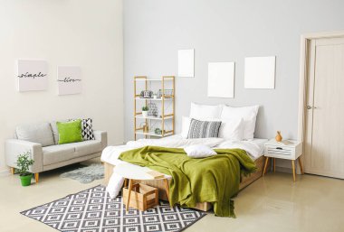 Modern yatak odasının iç dekorasyonu.