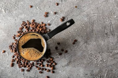 Gri arka planda sıcak kahve.