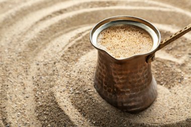Türk kahvesi kumda pişiyor, yakın plan.