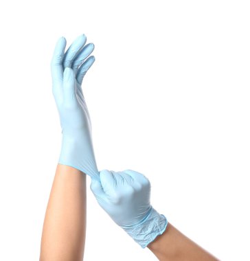 Beyaz arka plana koruyucu eldiven takan kadın.