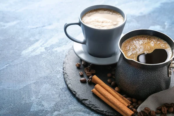 Tavola Con Tazza Caffè Caldo Pentola Sul Tavolo — Foto Stock