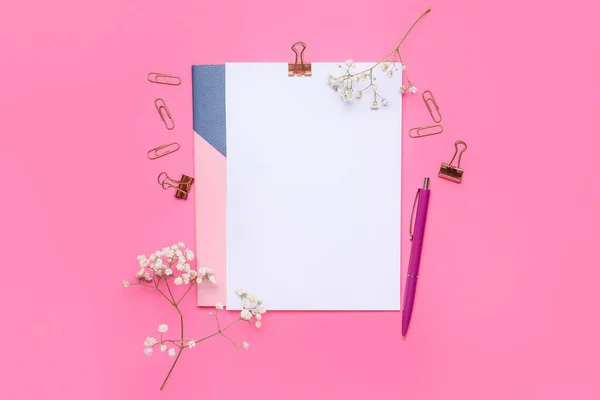 Blank Paper Sheet Clips Flowers Color Background — Stock Photo, Image