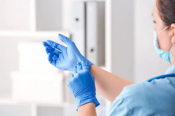 Médico Femenino Con Guantes Protectores Primer Plano — Foto de Stock