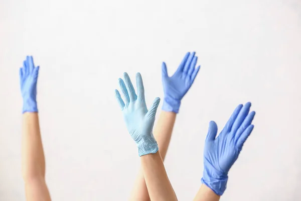 白い背景に保護手袋の手 — ストック写真