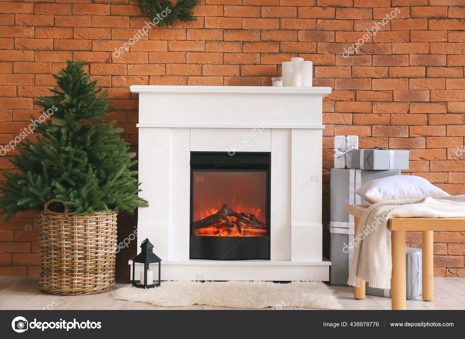 Interior Habitación Con Chimenea Decorada Para Navidad — Foto de stock  #438878776 © serezniy, image size:1600x1167