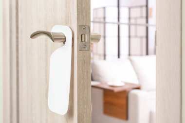 Açık kapıdan şık oda manzarası, yakın plan.