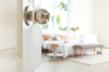 Açık kapıdan şık oda manzarası, yakın plan.