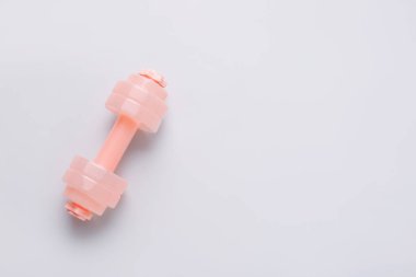 Işık arkaplanındaki dambılı stil et