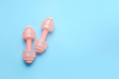 Renk arkaplanındaki dambıllar şık