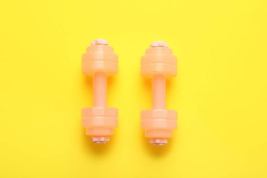 Renk arkaplanındaki dambıllar şık