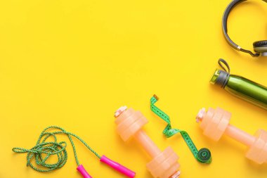 Renk arkaplanındaki dambıllar şık