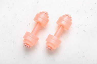 Işık arkaplanındaki dambıllar çok şık