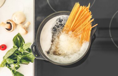 Elektrikli ocakta pişen makarna.