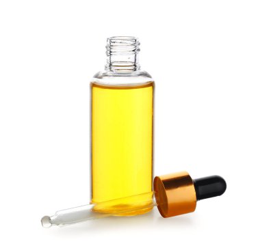 Beyaz arka planda gerekli yağlı şişe