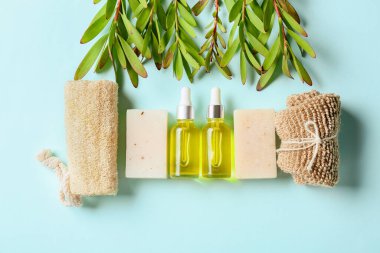 Renkli arka planda gerekli yağlı banyo malzemeleri