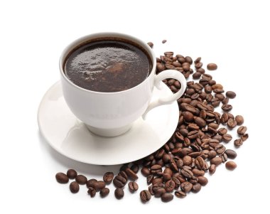 Beyaz arka planda sıcak kahve bardağı.