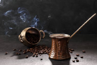 Koyu arka planda sıcak kahveyle cezalandır