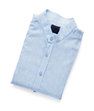 Beyaz arkaplanda yalıtılmış erkek gömleği