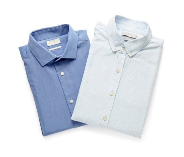 Beyaz arkaplanda yalıtılmış erkek gömlekleri