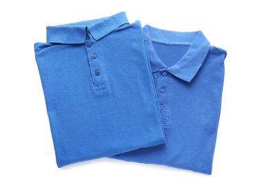 Beyaz arkaplanda yalıtılmış erkek gömlekleri