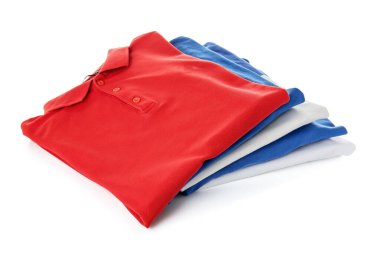 Beyaz arkaplanda yalıtılmış erkek gömlekleri