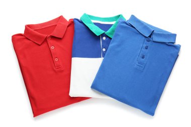 Beyaz arkaplanda yalıtılmış erkek gömlekleri