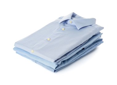 Beyaz arkaplanda yalıtılmış erkek gömlekleri