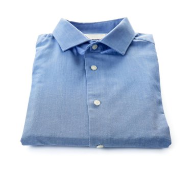 Beyaz arkaplanda yalıtılmış erkek gömleği