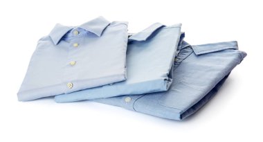 Beyaz arkaplanda yalıtılmış erkek gömlekleri