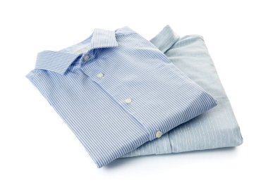 Beyaz arkaplanda yalıtılmış erkek gömlekleri