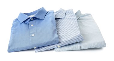 Beyaz arkaplanda yalıtılmış erkek gömlekleri