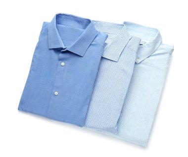 Beyaz arkaplanda yalıtılmış erkek gömlekleri