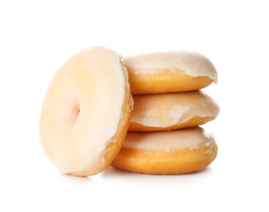 Beyaz arka planda izole edilmiş lezzetli çörekler.