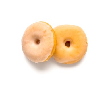 Beyaz arka planda izole edilmiş lezzetli çörekler.