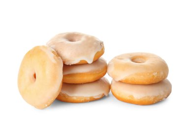 Beyaz arka planda izole edilmiş lezzetli çörekler.