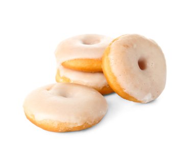 Beyaz arka planda izole edilmiş lezzetli çörekler.