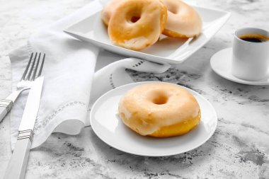 Lezzetli çörekler ve bir fincan kahve.